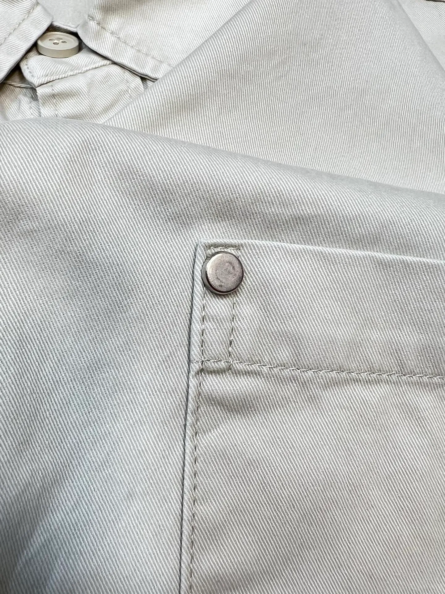 P350 Stone Island 25 new autumn shirt jacket, a multi-color shirt jacket, the colors are super beautiful. This pure cotton work shirt, abandons the traditional plain shirt, and uses a garment dyeing, washing and distressing process on the clothes, making the clothes more old and retro style, independently cut, and the shape is super correct! Classic work shirt, low-key yet stylish, easy to match💯! Whether it is street style or simple style, you can easily control it!